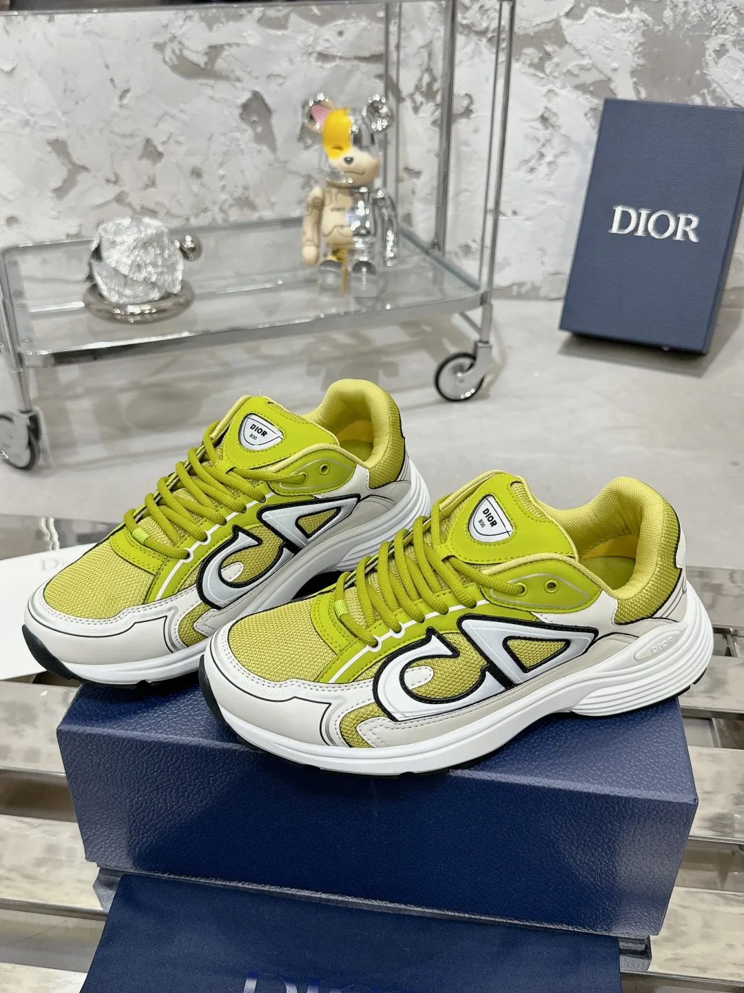 Men's men's shoes 💰600❤️❤️❤️High version Dior Dior's latest color matching B30 series reflective dad sneakers original 17380💰 purchased for development and production Brand new B30 sneakers Dad Shoes style shoes that follow the trend of the retro market The Dior logo on the tongue also indicates that this pair of shoes is the B30 model! B30 uses fine-textured leather and mesh cloth materials to form a shoe body. There are conspicuous letters CD on both sides of the shoe body to indicate identity. Many lines on the shoe body outline details to make the shoes look less monotonous and full of retro flavor. The delivery counter is exquisitely packaged🛍📦 ▪️Fabric: Original customized technical fabric + mesh ▪️Inner lining: Customized breathable lining ▪️Outsole: Original molded IP foam + TPU outsole ▪️Sole thickness: 3.5CM ▪️Size: Women’s size 35-40 / Men’s size 39-46